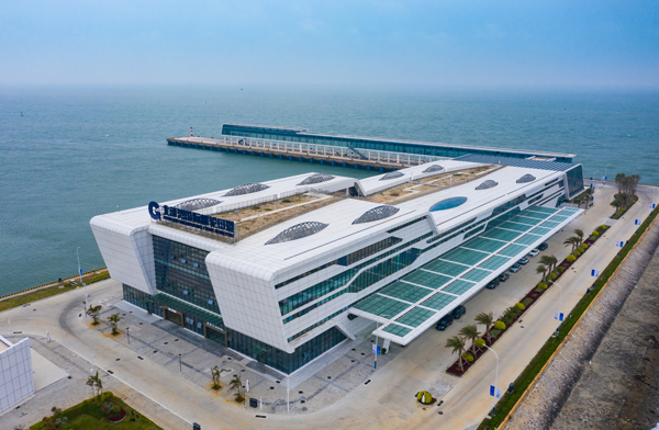 无人机航拍的北部湾国际邮轮母港北海邮轮码头