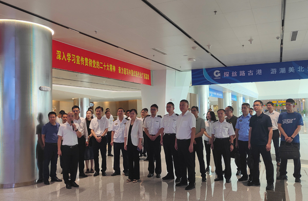 验收组现场听取汇报