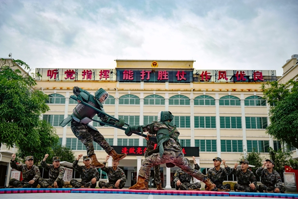 官兵利用下刺进攻对手。赖成龙摄