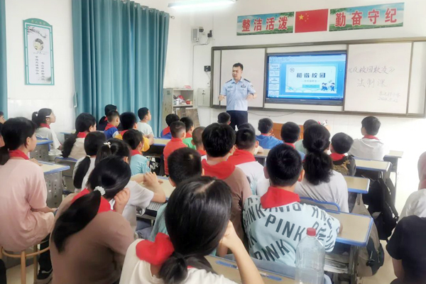 系列法治進校園宣傳教育活動現場。田東縣委宣傳部供圖