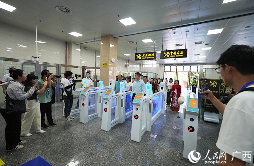 旅客有序排隊辦理出入境手續。人民網 馮肖慧攝