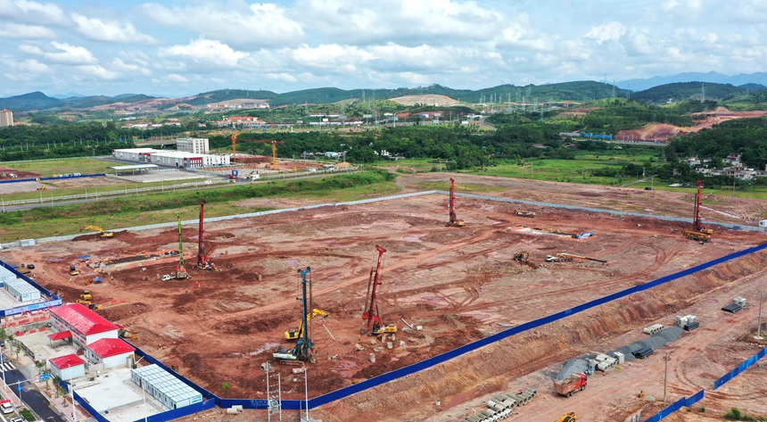 东兴电子产业园房建桩基施工现场。潘海沦摄