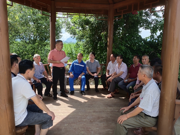 左安村罗文支书给党员上党课