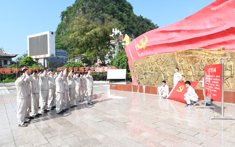 重温入党誓词。潘承栋摄