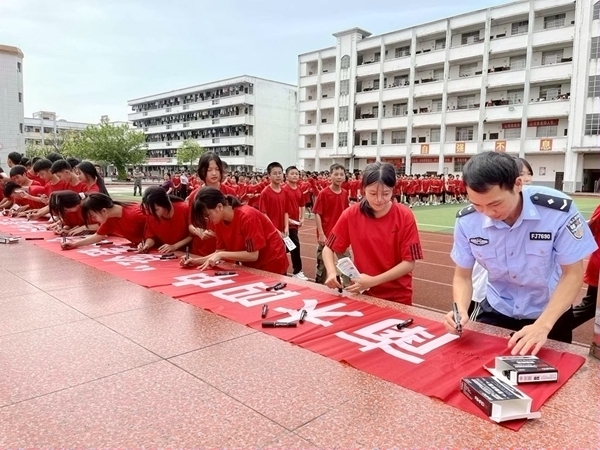 圖為 學生在橫幅上簽字表達拒絕毒品的決心.jpg