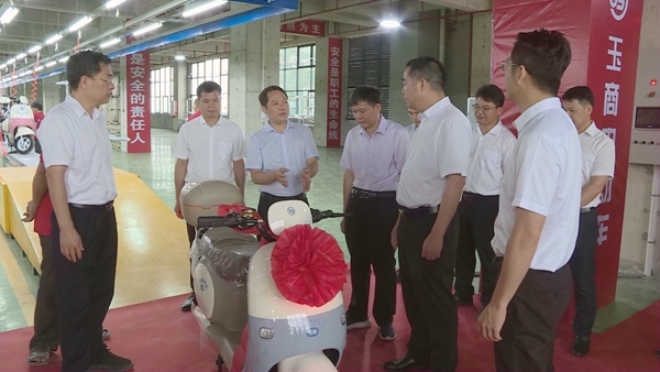 回归玉商正在介绍5G智能电动车。梁粤摄