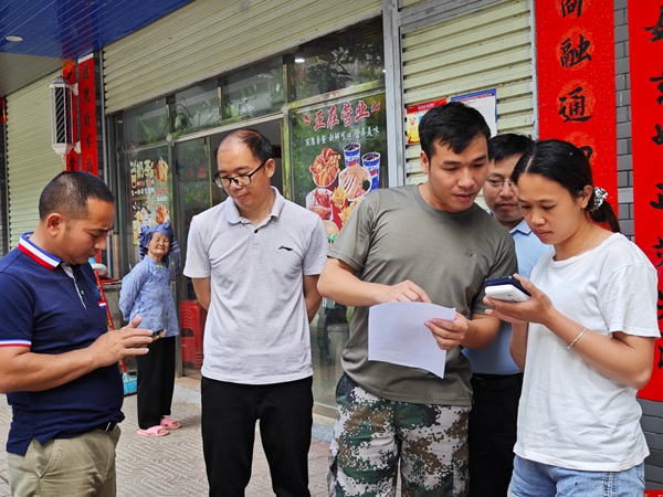 韦当（右二）入户开展民意调查