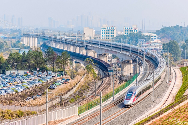 图为“复兴号”动车组运行在衡柳线柳州铁路枢纽。陈泉任摄.jpg