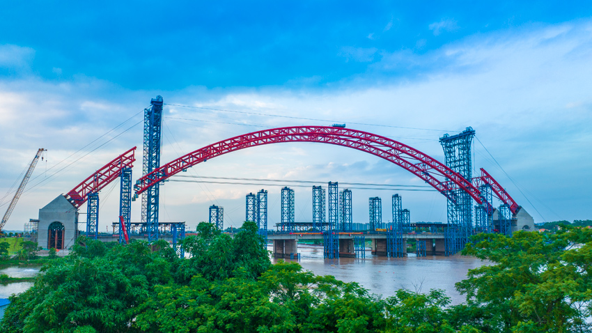 平陆运河G75兰海高速钦江大桥右幅中拱段完成整体提升。平陆运河集团供图