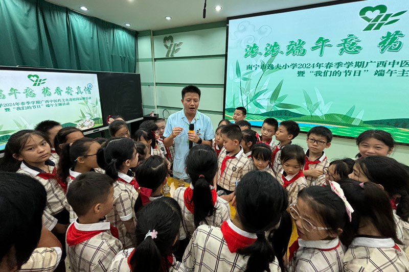 学生们认真听取壮医药线点灸介绍。