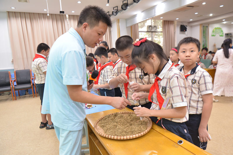 学生体验香囊的制作。