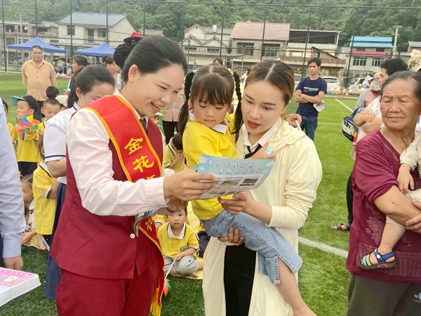 收费员向到来的家长孩子们介绍交通安全知识。韦业婷摄