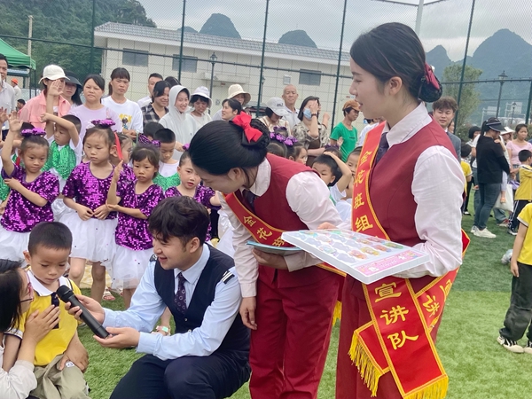 收费员与在场孩子们进行互动。韦业婷摄