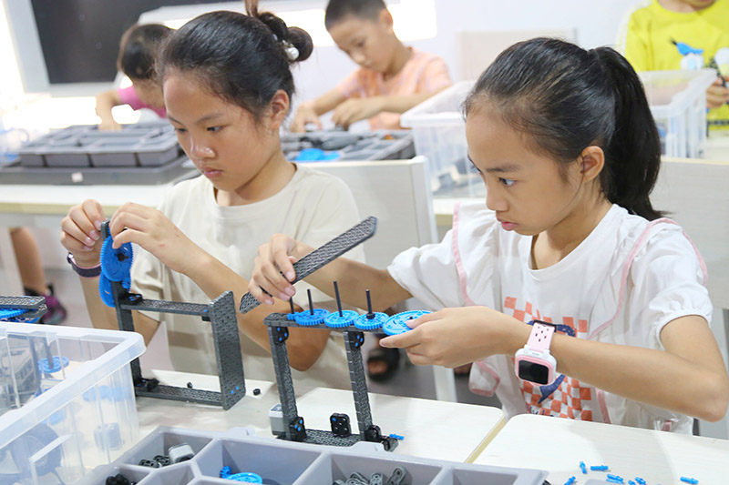 孩子们在拼建机器人。南宁市青少年活动中心供图