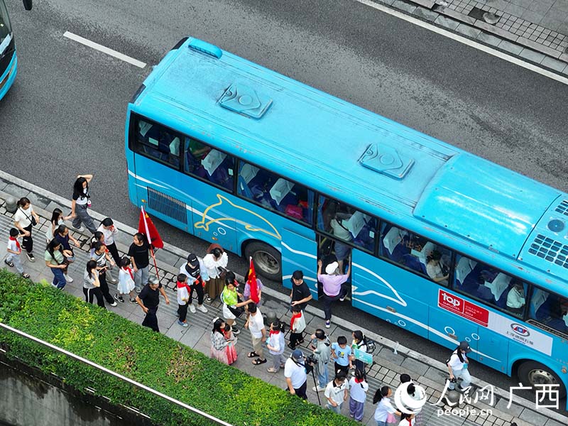 游客排隊登車。人民網 付華周攝