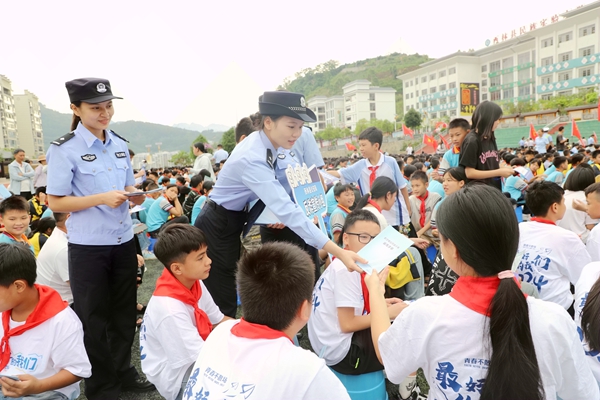 民警现场发放宣传资料。