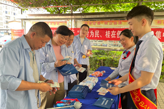 浦发银行南宁分行凤岭支行为司机师傅兑换零钱包 魏雨晴供图