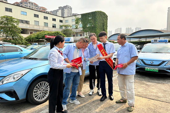 浦发银行南宁分行凤岭支行为司机师傅兑换零钱包浦发银行南宁分行凤岭支行宣传拒收人民币违法规定 魏雨晴供图