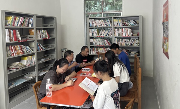 烟竹院子村民在农家书屋借阅图书