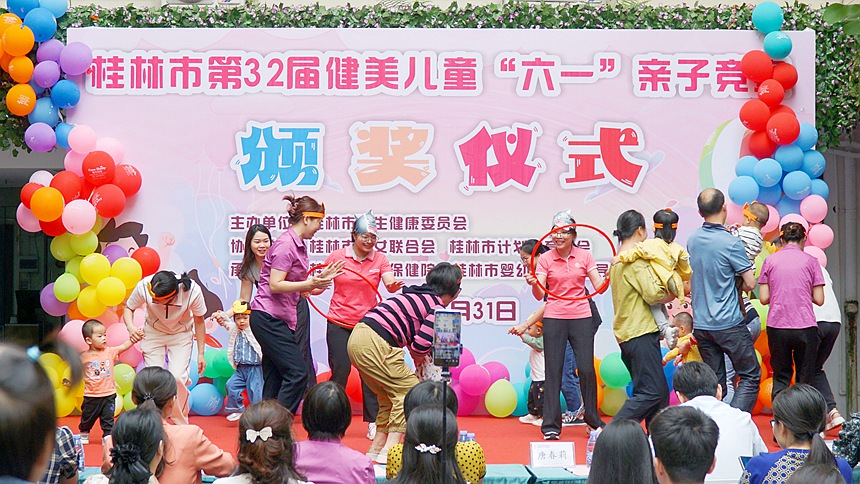 亲子游戏《数鸭子》。何永芳摄