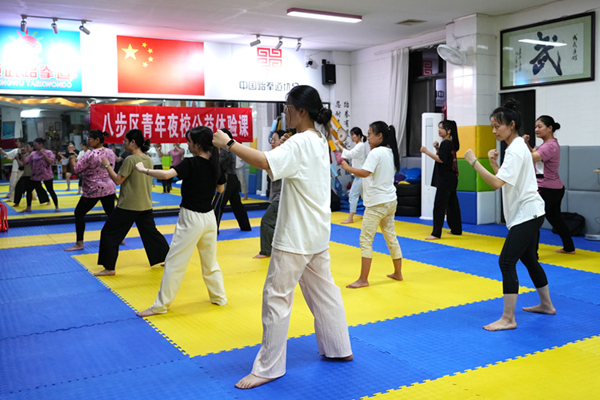 青年夜校学员在上跆拳道课程。