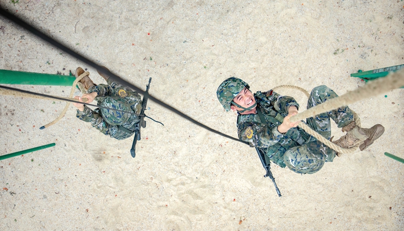 武警官兵在进行抓绳上训练。