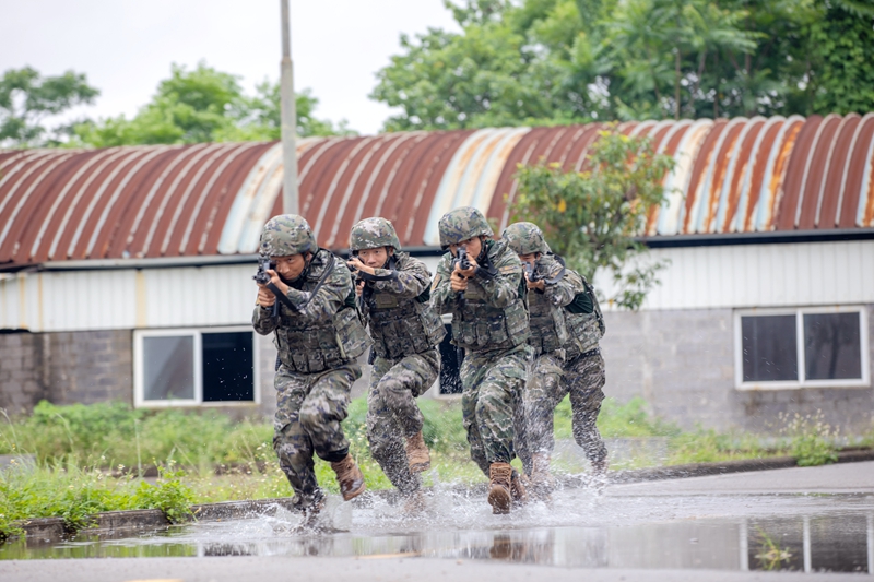 武警官兵正在進行快速追擊。