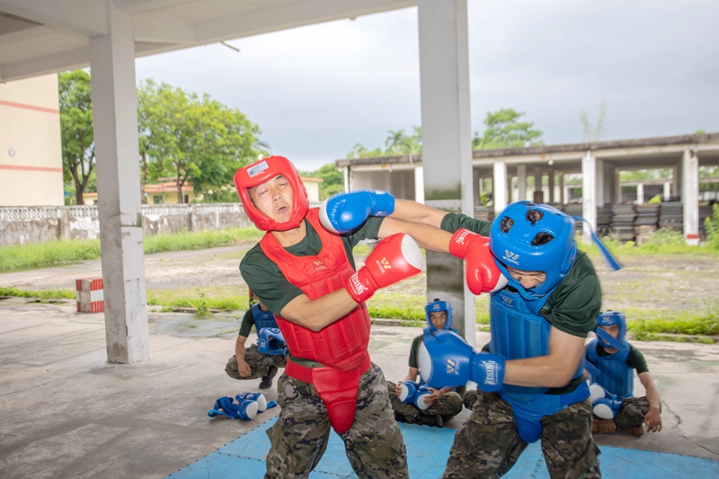 武警官兵正在進行搏擊對抗訓練。