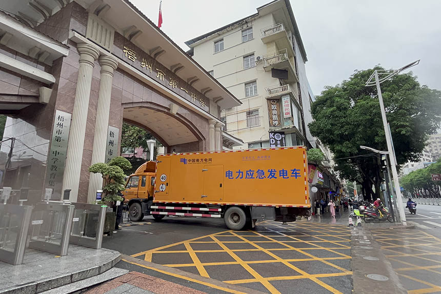 应急发电车进入梧州市第一中学考点。卢洪婷摄
