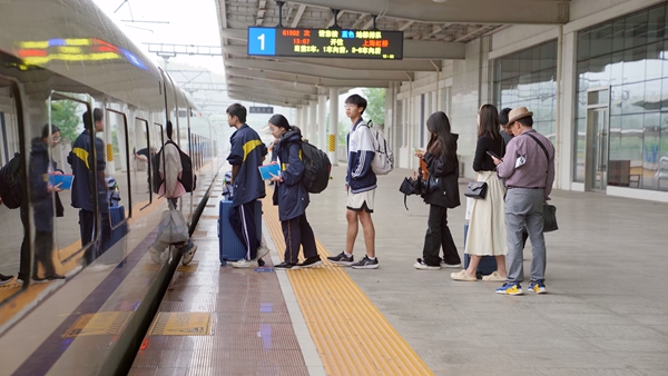 旅客在东安东站有序乘车。卢穗萍 摄