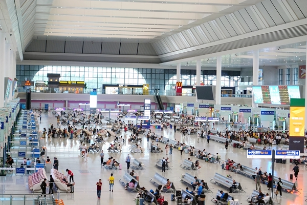 旅客在南宁东站候车。梁竞辉摄