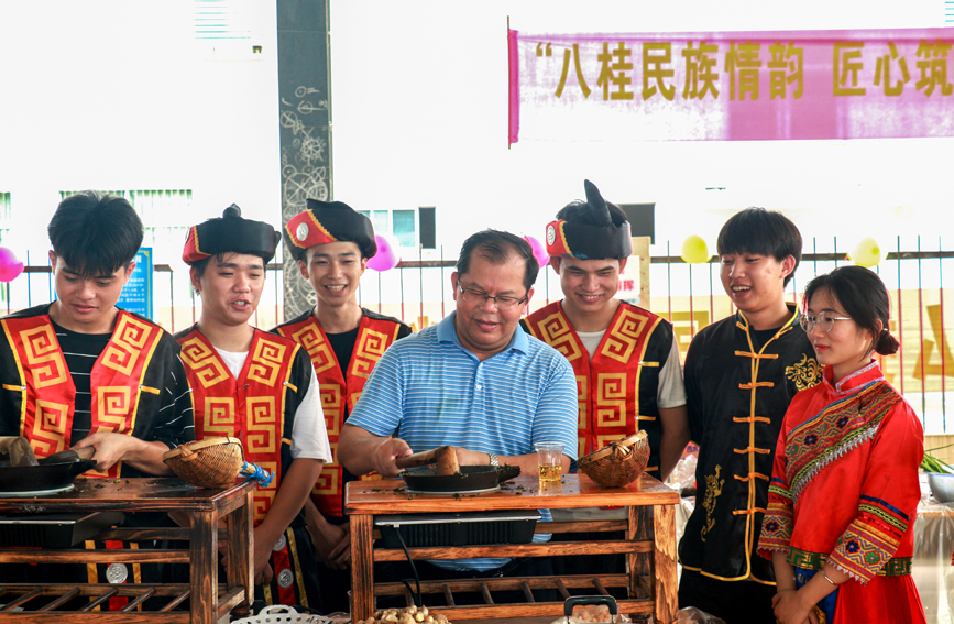 打油茶民俗活动。学校供图