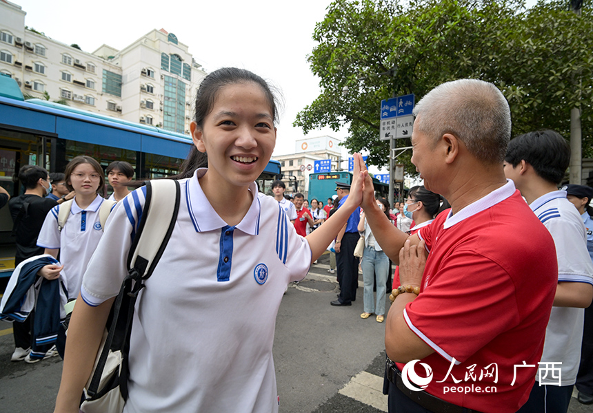 老师与学生击掌祝福。人民网 雷琦竣摄
