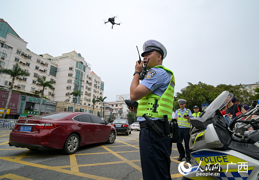 2024年高考首日，交警为高考保驾护航。人民网 雷琦竣摄