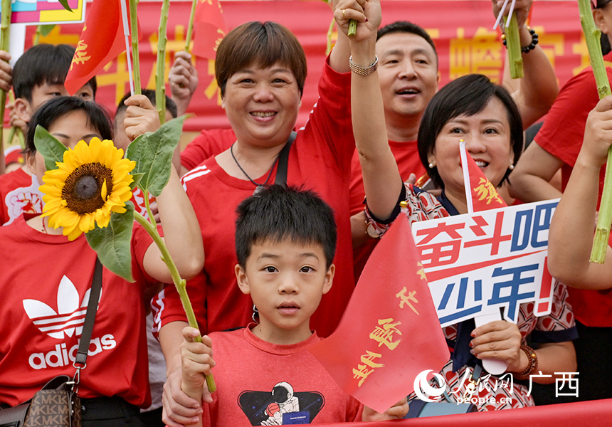 全家出动，为考生加油。人民网 雷琦竣摄