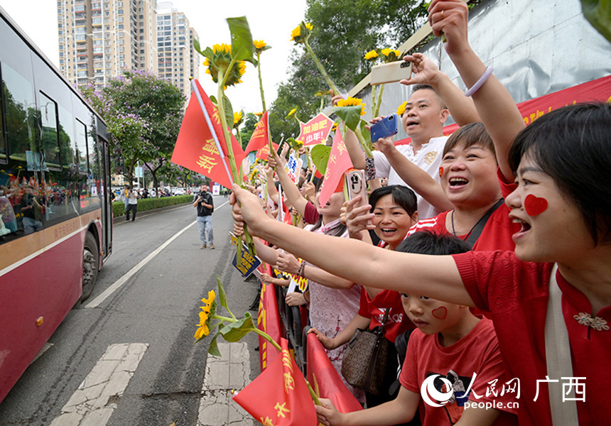 2024年高考首日，家长为考生加油。人民网 雷琦竣摄