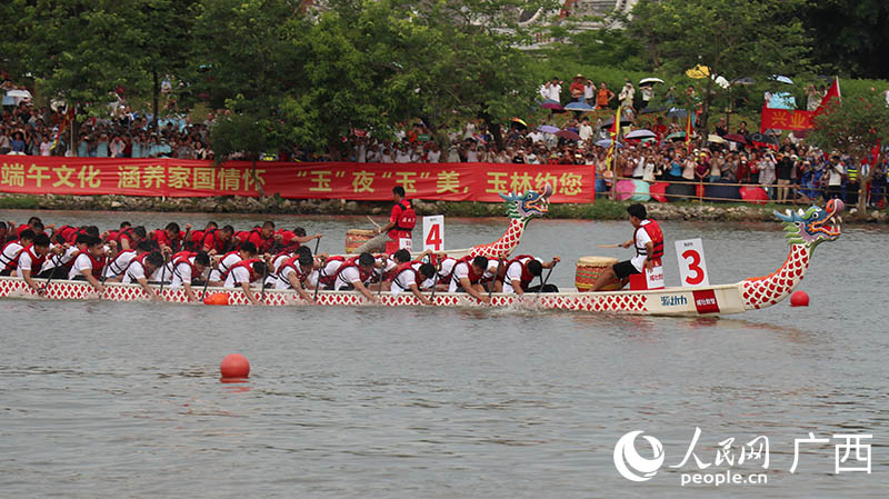 龙舟竞赛。人民网记者 黄子婧摄