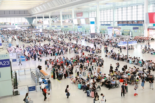 南宁东站候车室旅客正在候车。于莉摄
