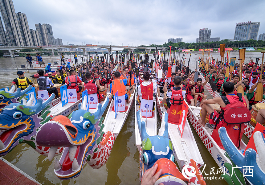 龙舟集结完毕，准备开赛。人民网 雷琦竣摄