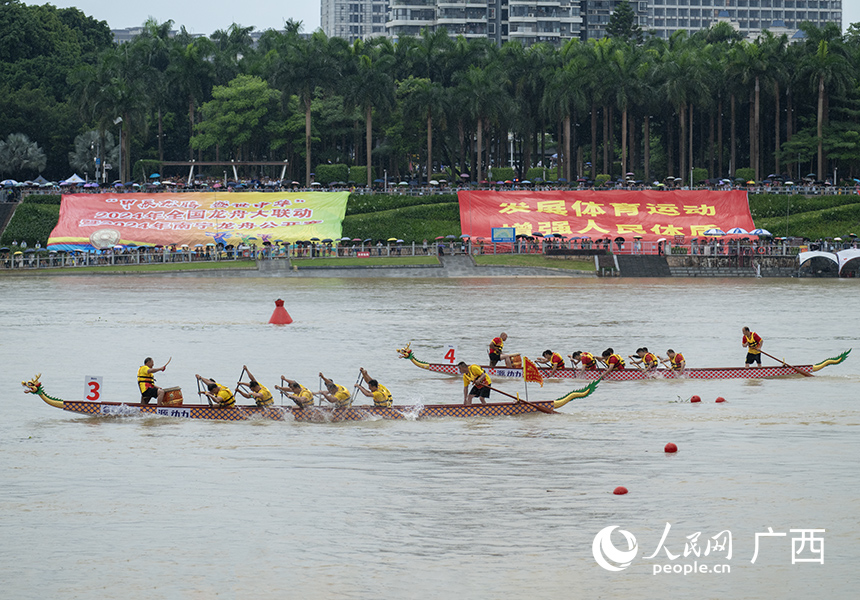 龙舟比赛现场。人民网 雷琦竣摄