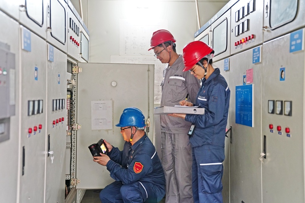 6月7日，保供电人员在钦州市第一中学高考考点配电房内定时对关键电力设备进行巡视测温。翟晋升摄