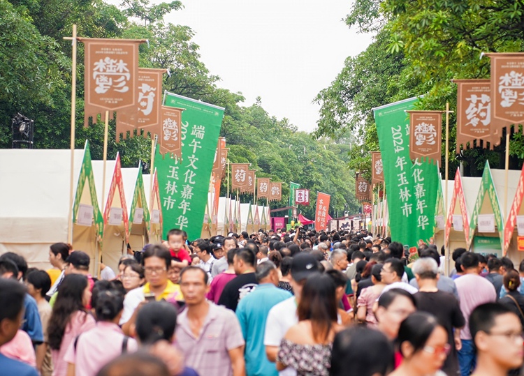 活动现场，人潮拥挤。主办方供图