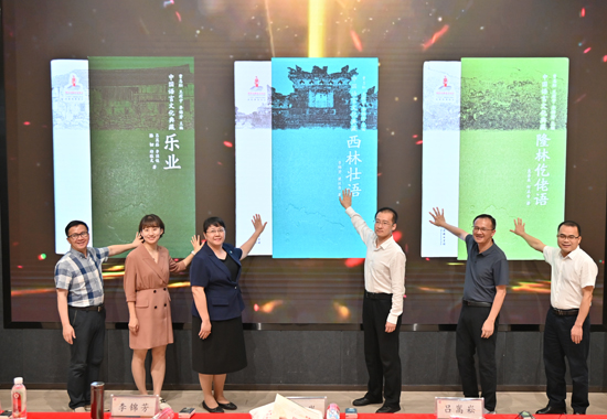 与会嘉宾为三本专著发布揭幕。邓民胜摄