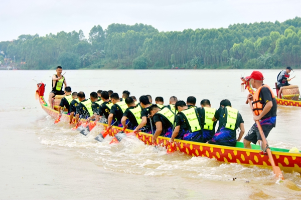 河流湍急，奮楫爭先。