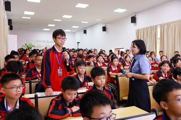 干警与学生互动