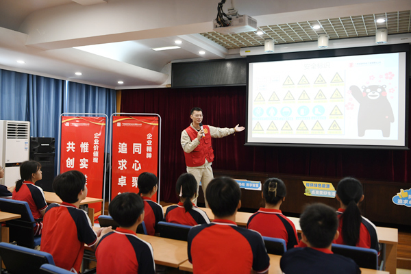 志愿者为学生们讲授电力安全知识。潘承栋摄