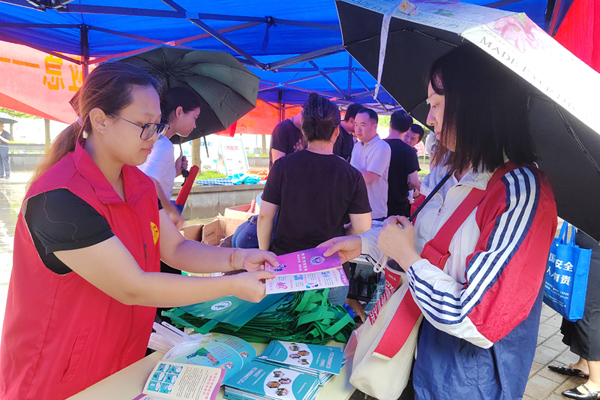 发放消防宣传资料。龙浩摄
