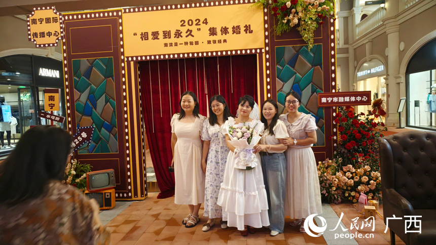 新娘与亲人合影。人民网记者 庞冠华摄