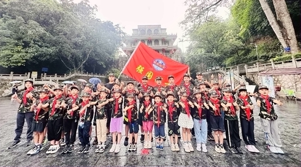 合影留念。叶文中摄