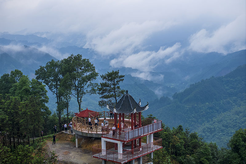 游客在山间参观游玩。何华文摄